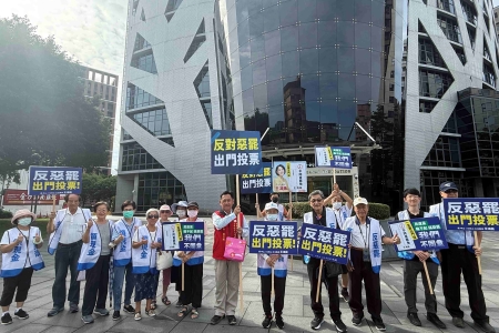 王鴻薇委員不同意罷免路口舉牌