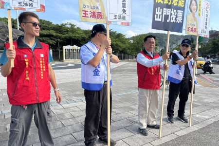 王鴻薇委員不同意罷免路口舉牌2