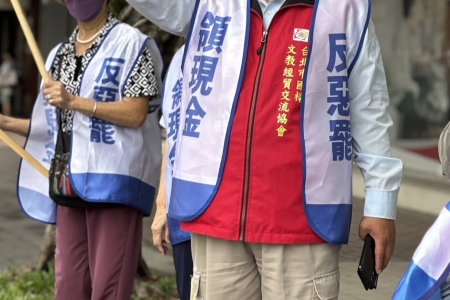 王鴻薇委員不同意罷免路口舉牌4
