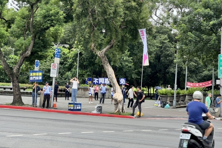 王鴻薇委員不同意罷免路口舉牌5