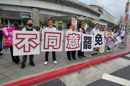 南港區李彥秀立法委員不同意罷免街頭舉牌-1